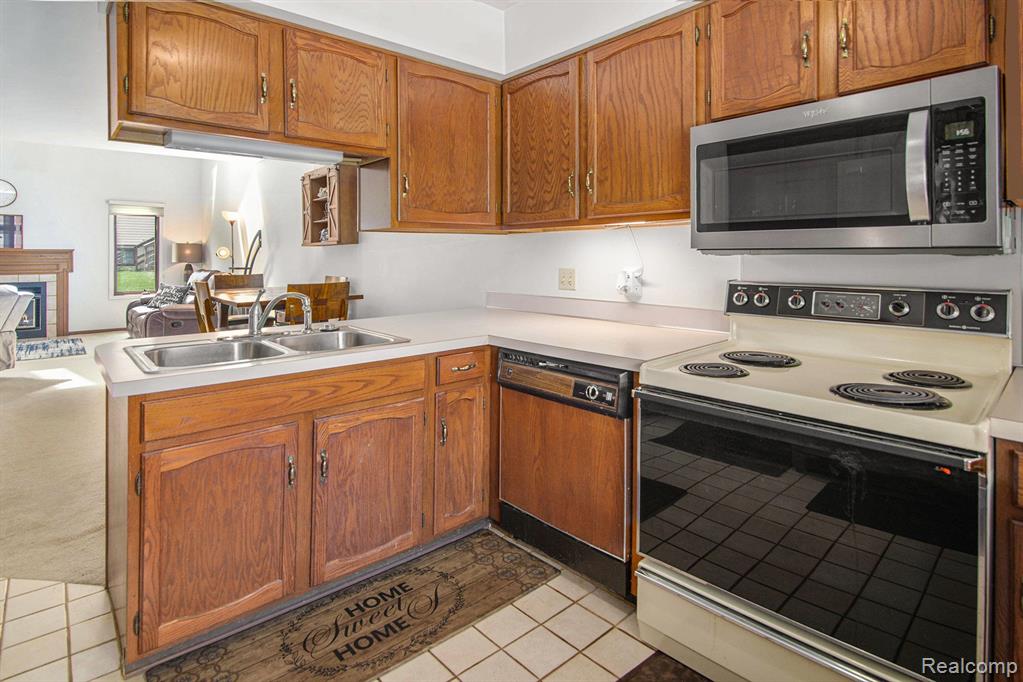 578 OAKBROOK Circle, Flushing, MI 48433 — Photo 6