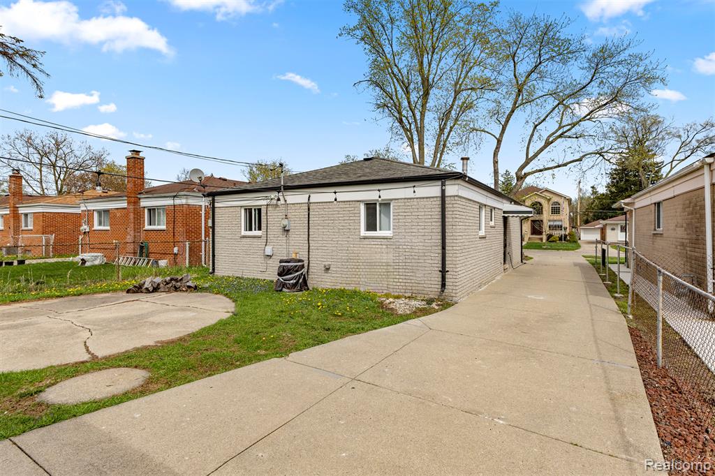 6151 Robindale Avenue, Dearborn Heights, MI 48127 — Photo 29
