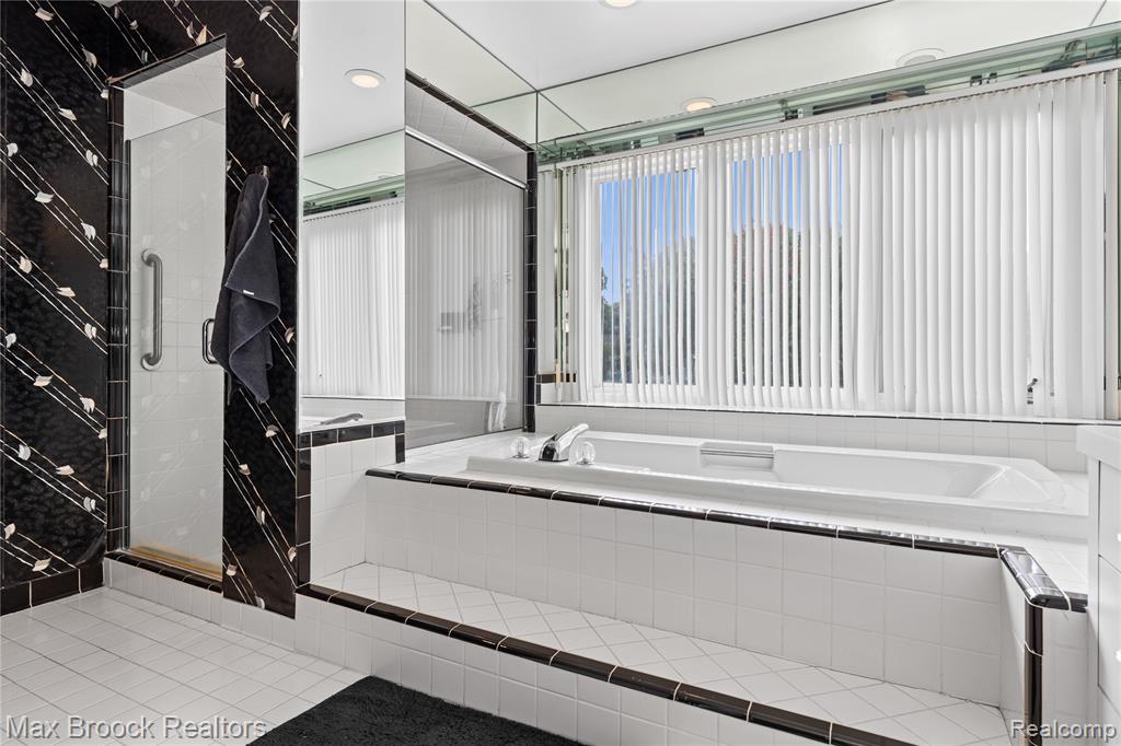 6684 Stonebridge E, West Bloomfield, MI — Photo 44