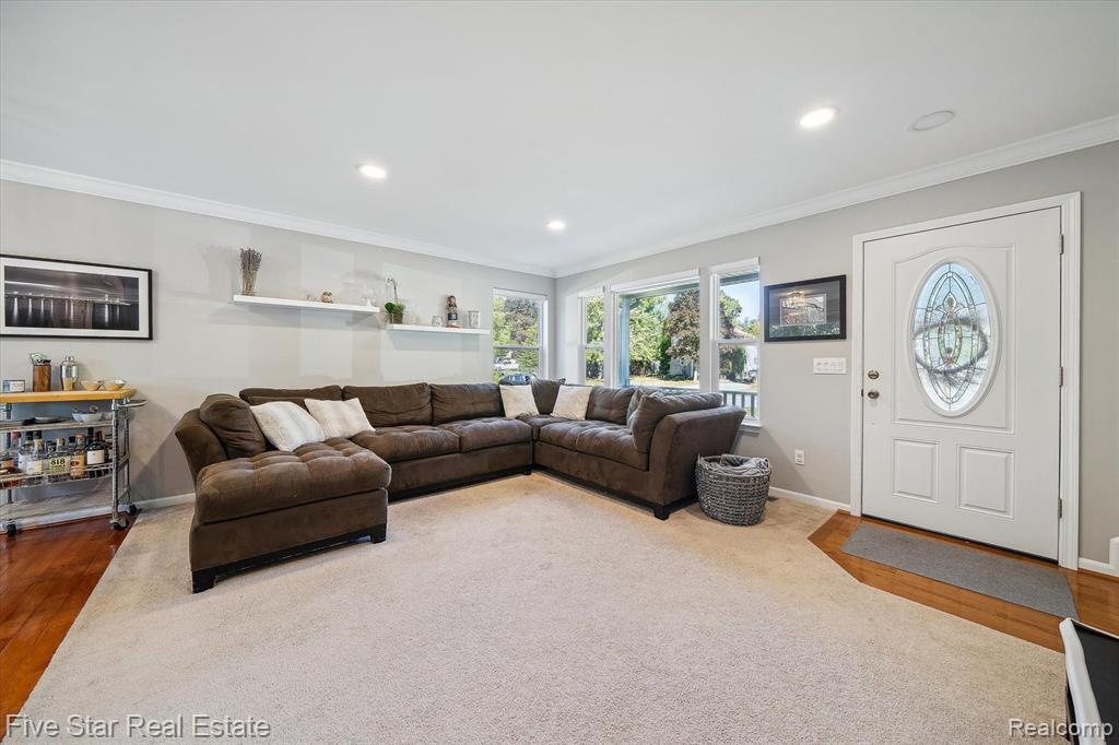 490 CLAYBURN Boulevard, Waterford, MI 48327 — Photo 6