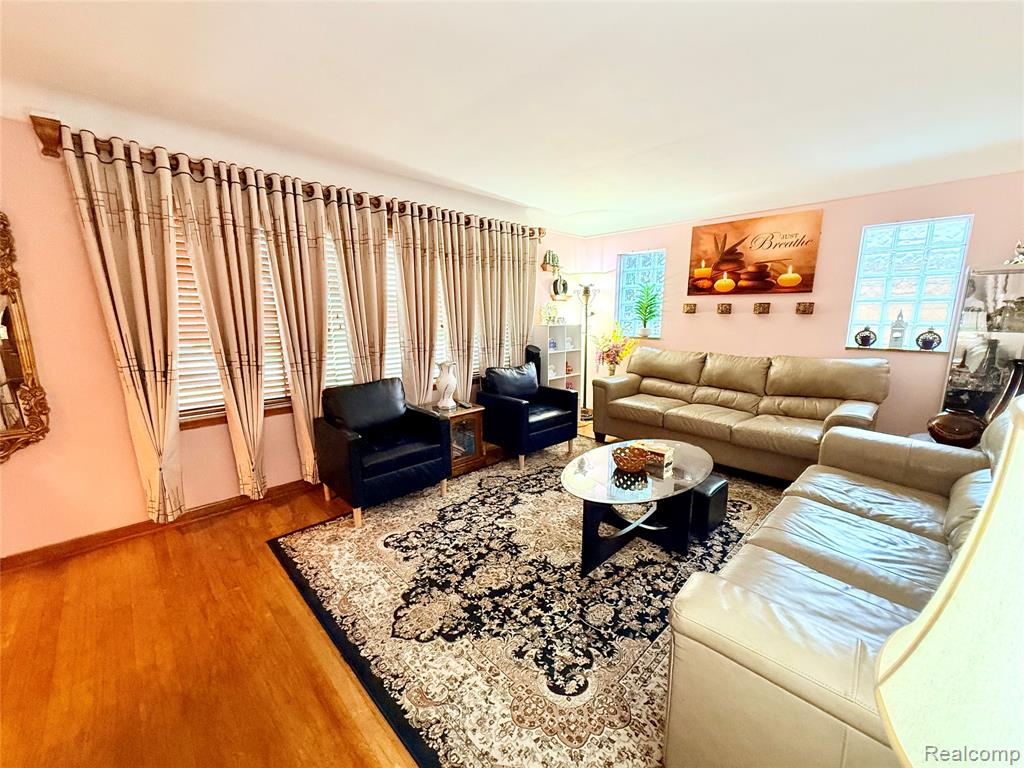 8152 Potomac, Center Line, MI 48015 — Photo 4