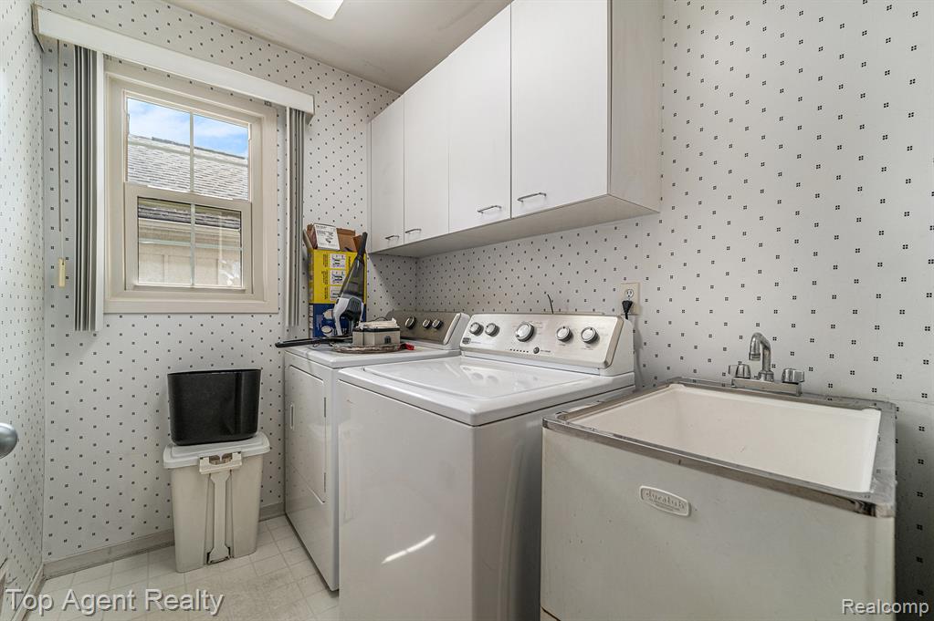 7369 Danbury Drive, West Bloomfield, MI — Photo 13