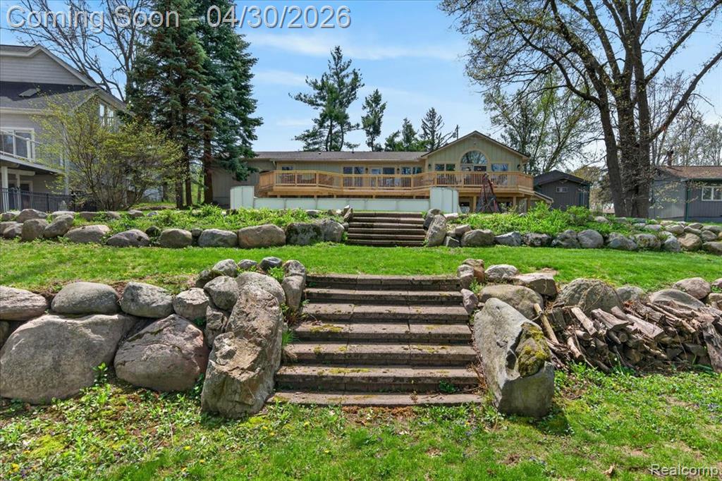 3945 N Vanstone Drive, Commerce Twp, MI 48382 — front exterior