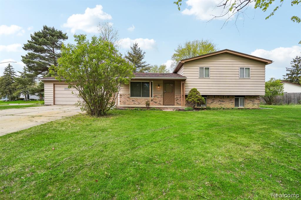 717 Murphy Court, Linden, MI 48451 — front exterior