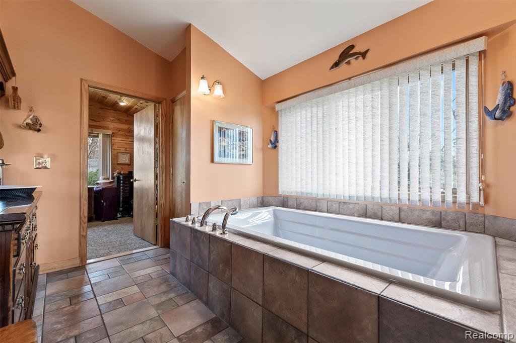 2745 Lari Court, West Bloomfield, MI 48324 — Photo 18