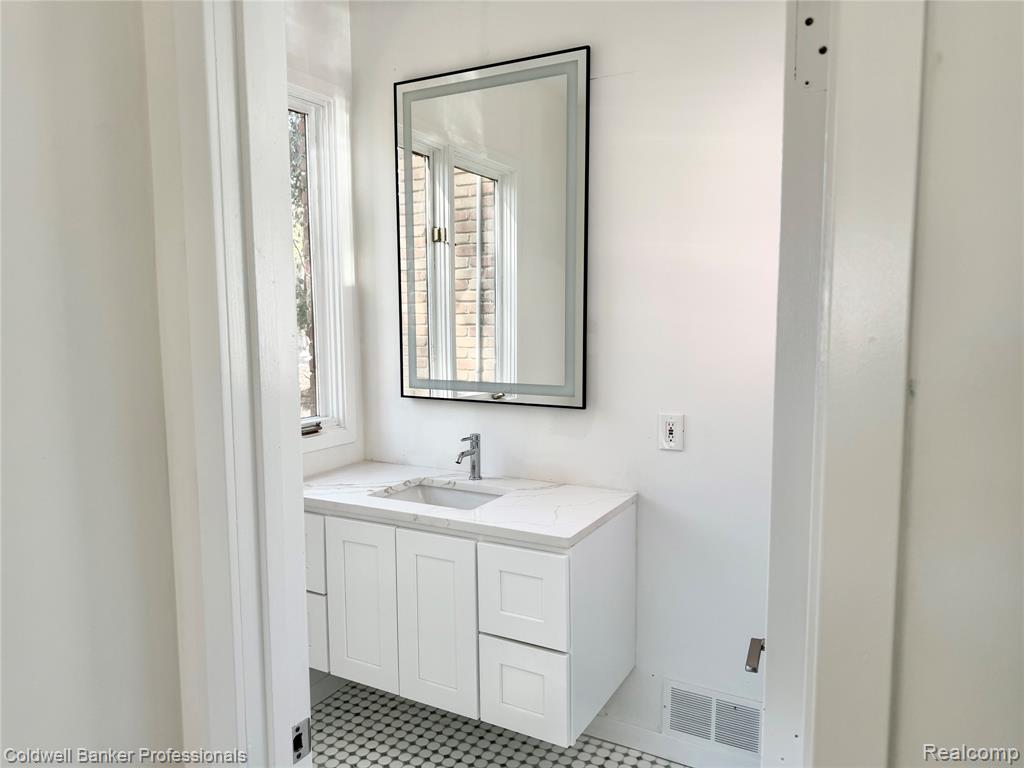4692 W Wickford, Bloomfield Hills, MI 48302 — Photo 43