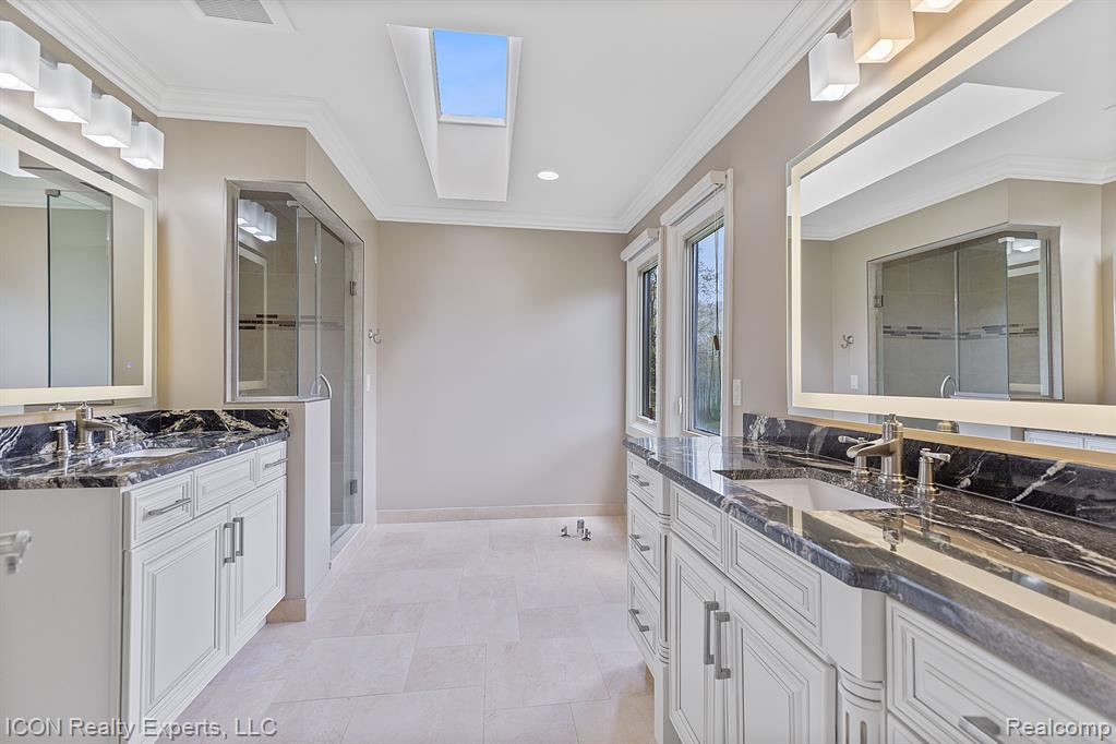 5215 DEER RUN Circle, Orchard Lake Village, MI 48323 — Photo 54