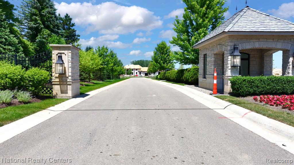 1655 Vista Drive W, Oakland, MI — Photo 2