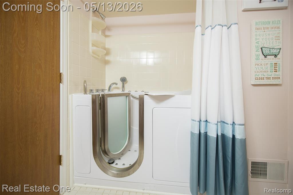 61962 YORKTOWN Drive, 2, South Lyon, MI 48178 — Photo 17