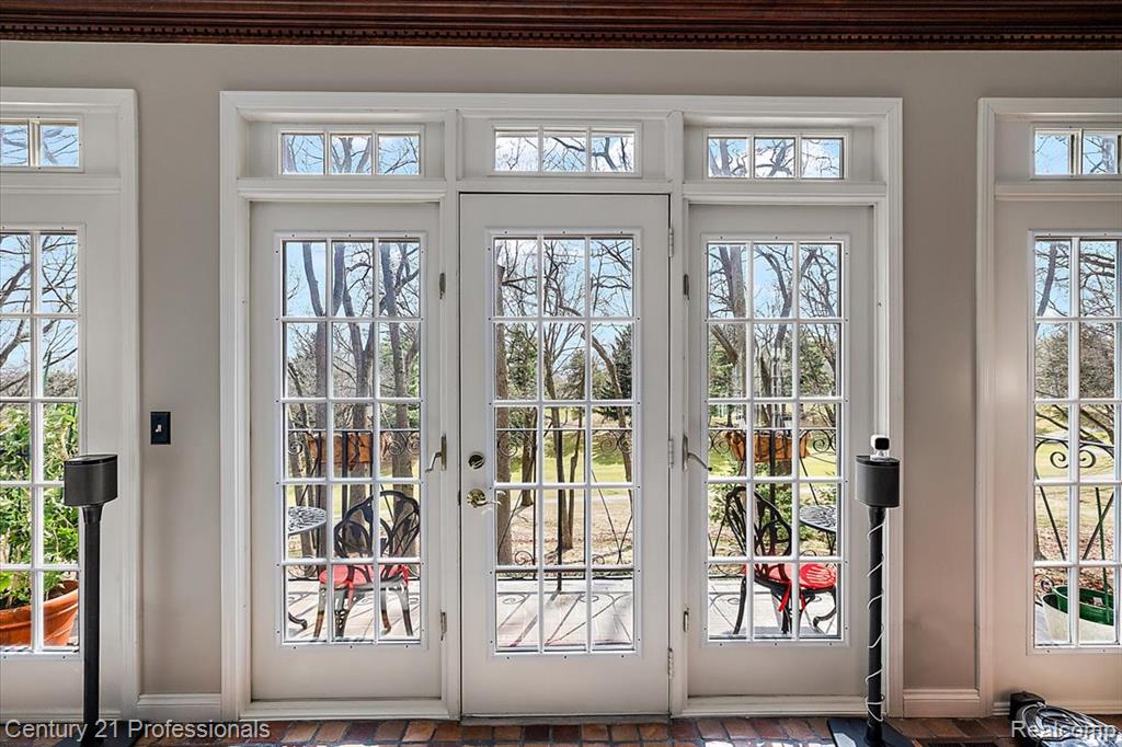 Great Room-Muntin Style Windows To Balcony