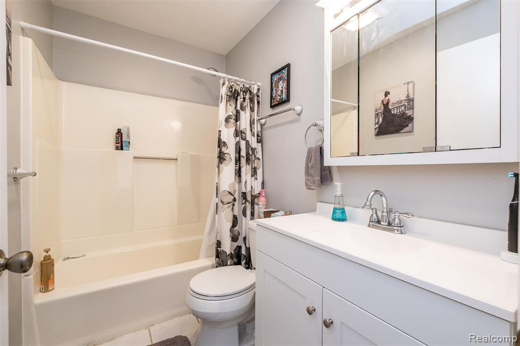 957 E Meyers Avenue, Hazel Park, MI 48030 — Photo 17
