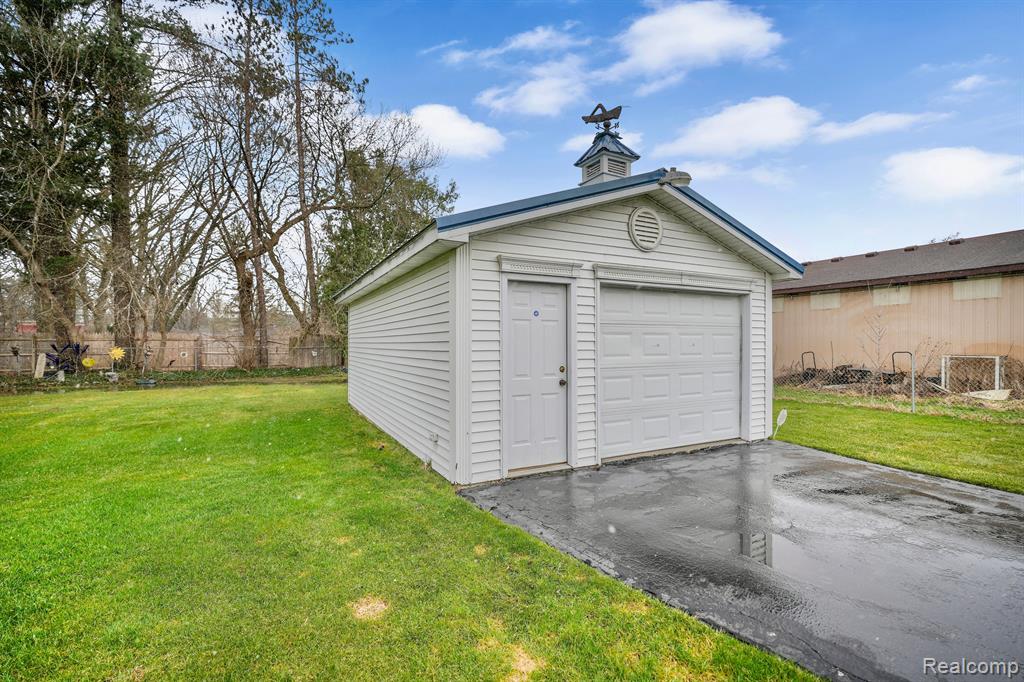 4304 Lapeer Road, Burton, MI 48509 — Photo 42