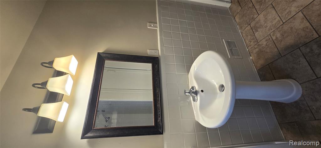 8669 Grayfield Street, Dearborn Heights, MI 48127 — Photo 10