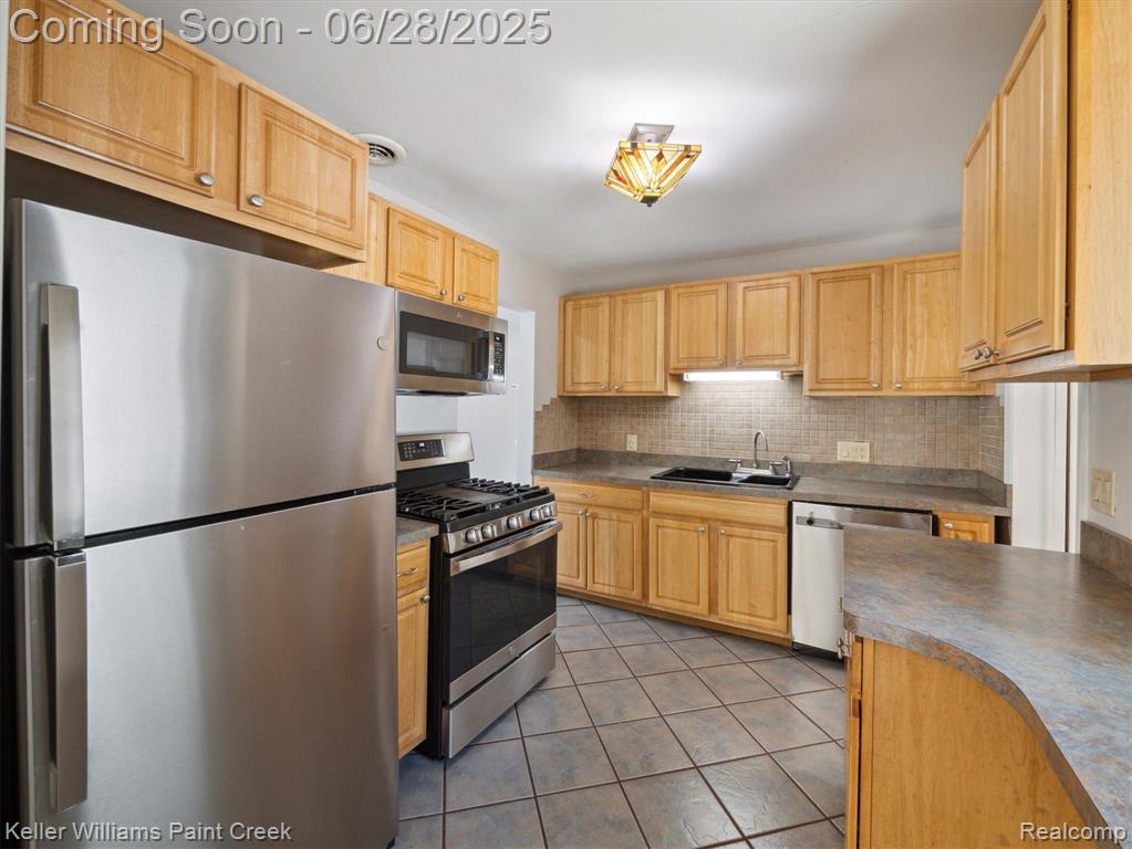 7447 Crissman Street, Utica, MI 48317 — Photo 13