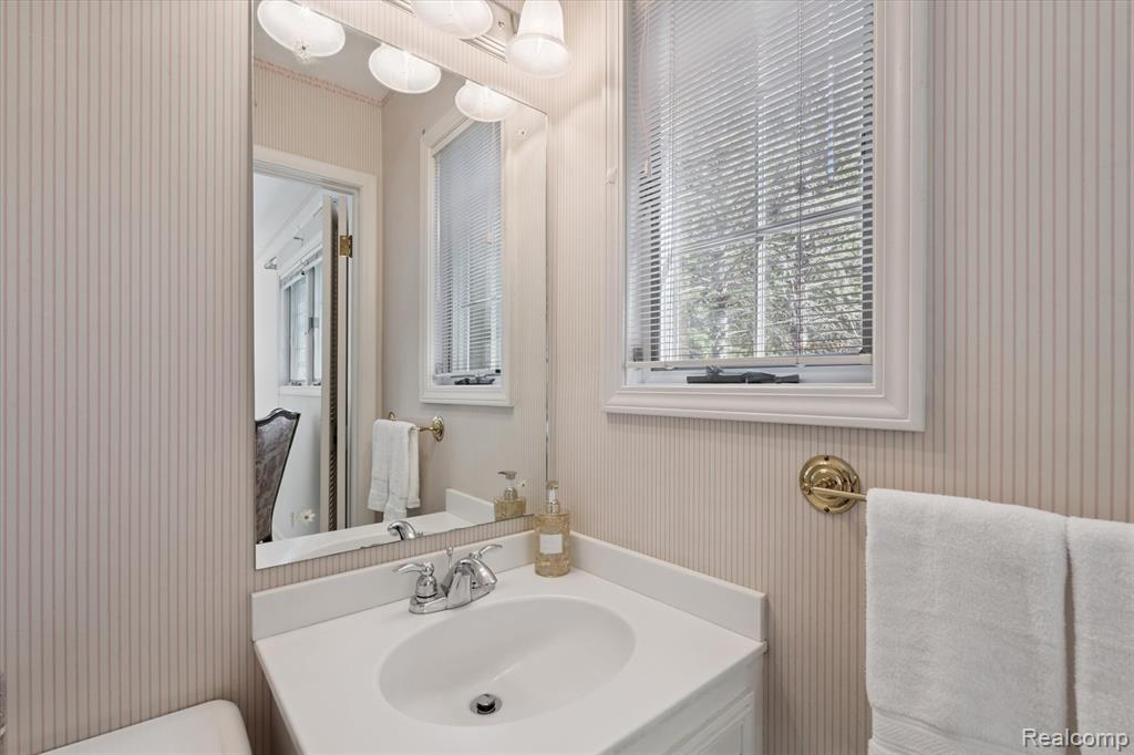 915 E River Road, Flushing, MI 48433 — Photo 30