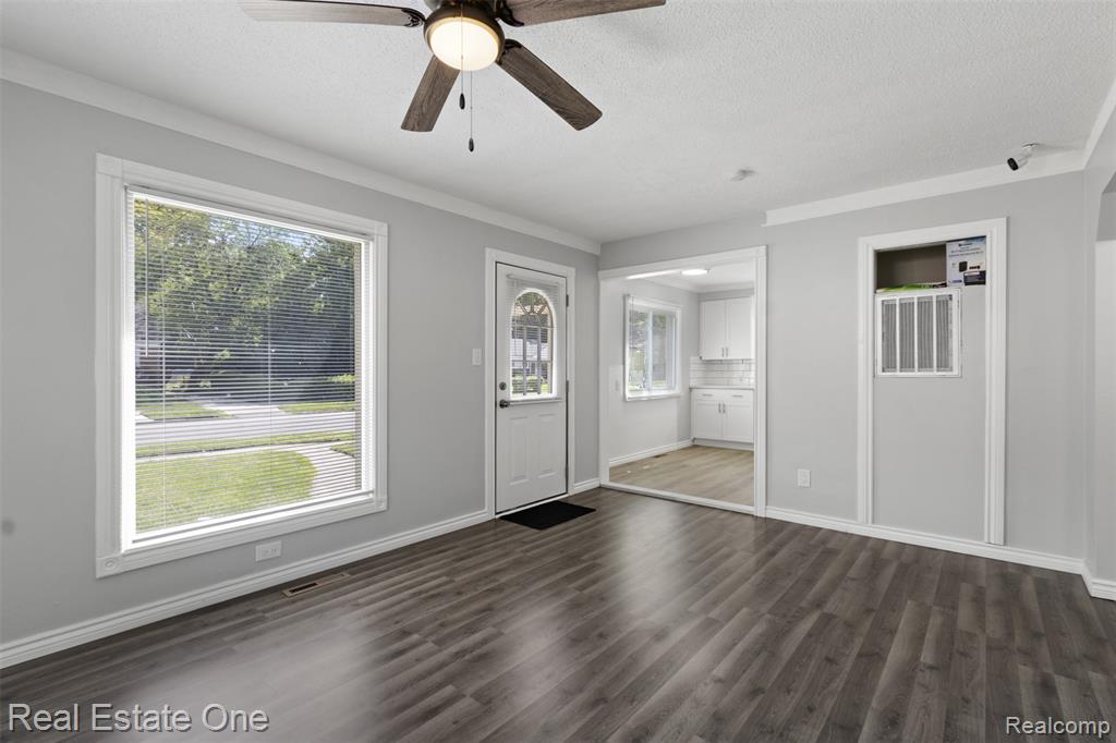 12725 RIVERVIEW, Detroit, MI 48223 — Photo 3