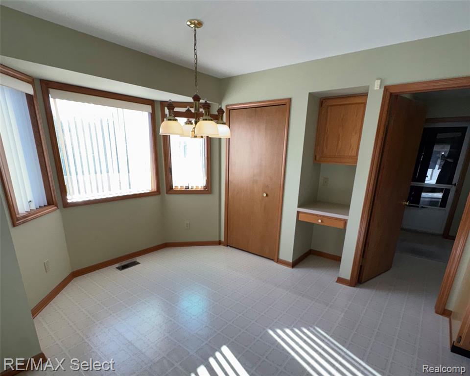 6011 Oak Creek Drive, Swartz Creek, MI 48473 — Photo 8