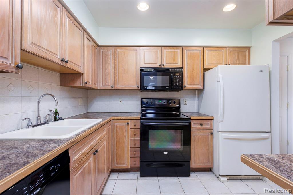 8707 Forest Court, Warren, MI 48093 — Photo 9