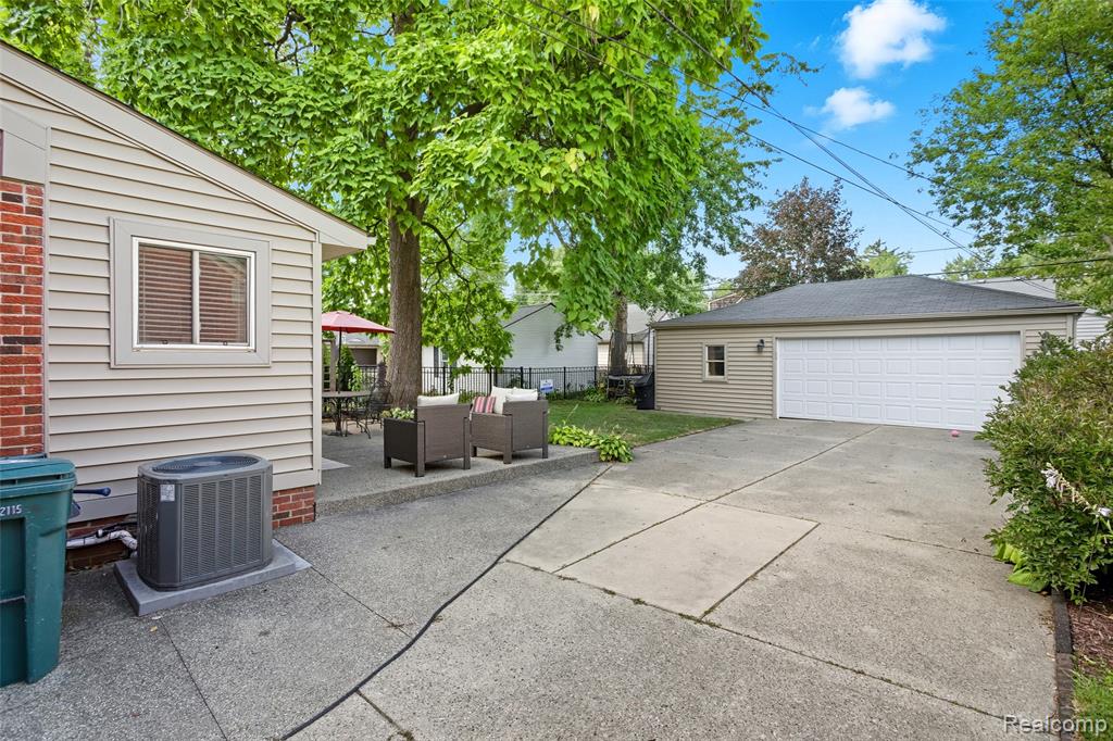 10554 Nadine Avenue, Huntington Woods, MI — Photo 27