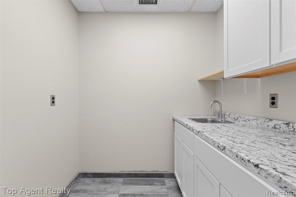 967 Oakwood Drive, Rochester, MI 48307 — Photo 13