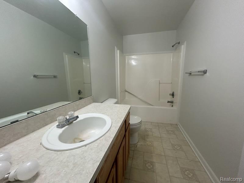 736 Amberly Drive, Waterford, MI 48328 — Photo 4