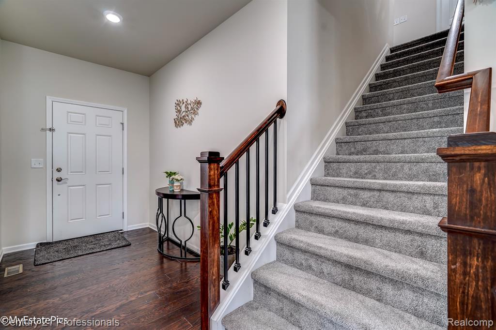 6044 FIELDSTONE Circle, South Lyon, MI 48178 — Photo 7