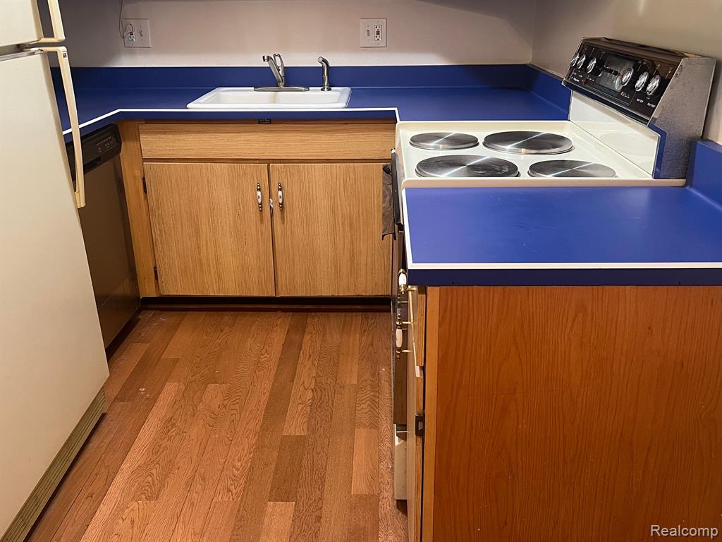 7547 MANOR Circle, 201, Westland, MI — Photo 3
