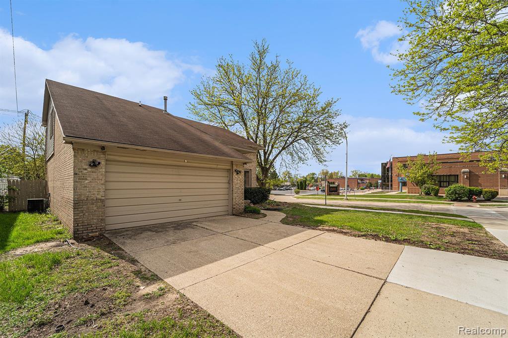 6075 N VERNON Street, Dearborn Heights, MI 48127 — Photo 4