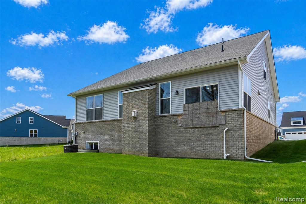5545 Helmsdale Boulevard, West Bloomfield, MI — Photo 43