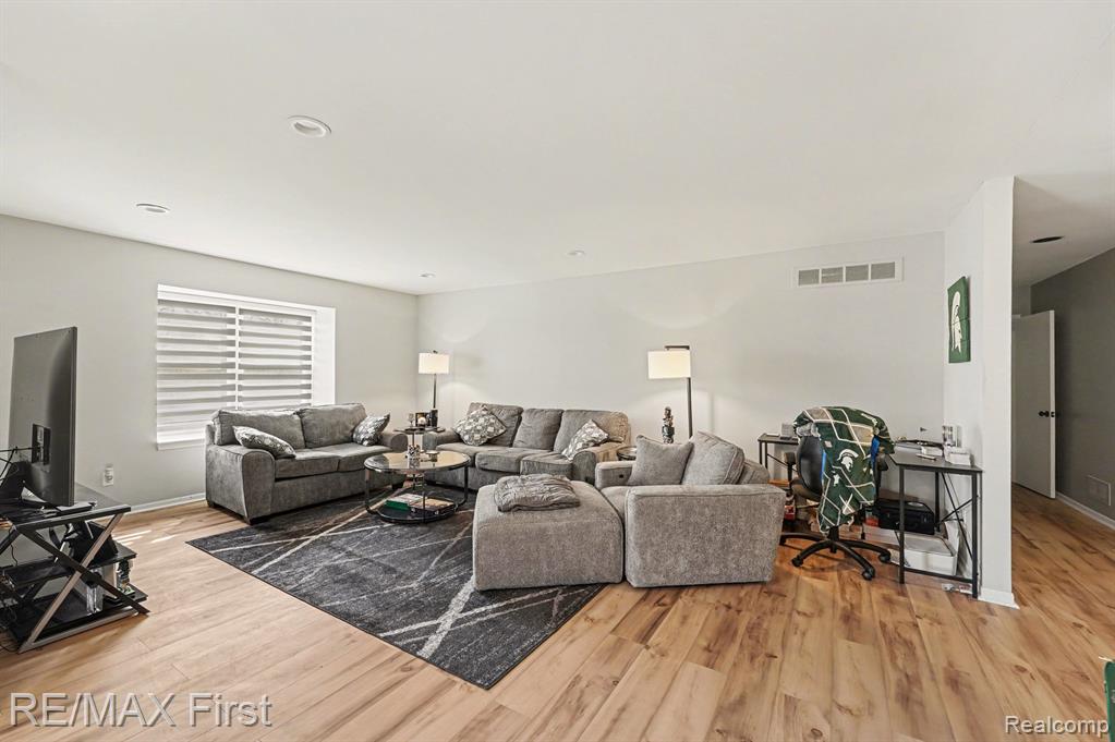 31120 Hunters Drive, 98, Farmington, MI 48334 — Photo 4