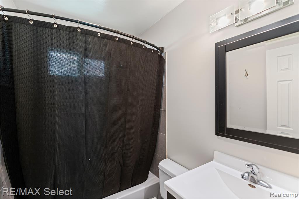 6030 Sun Valley Drive, Grand Blanc, MI 48439 — Photo 17