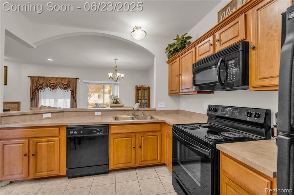 417 E BERNHARD Avenue, Hazel Park, MI 48030 — Photo 14
