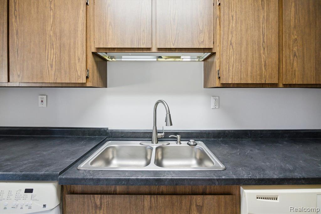 1802 COLONIAL VILLAGE Way, 2, Waterford, MI 48328 — Photo 15