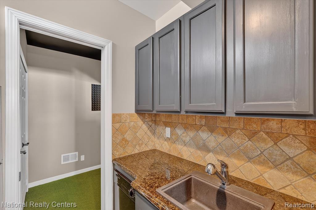 1280 Glen Court, Highland, MI — Photo 32