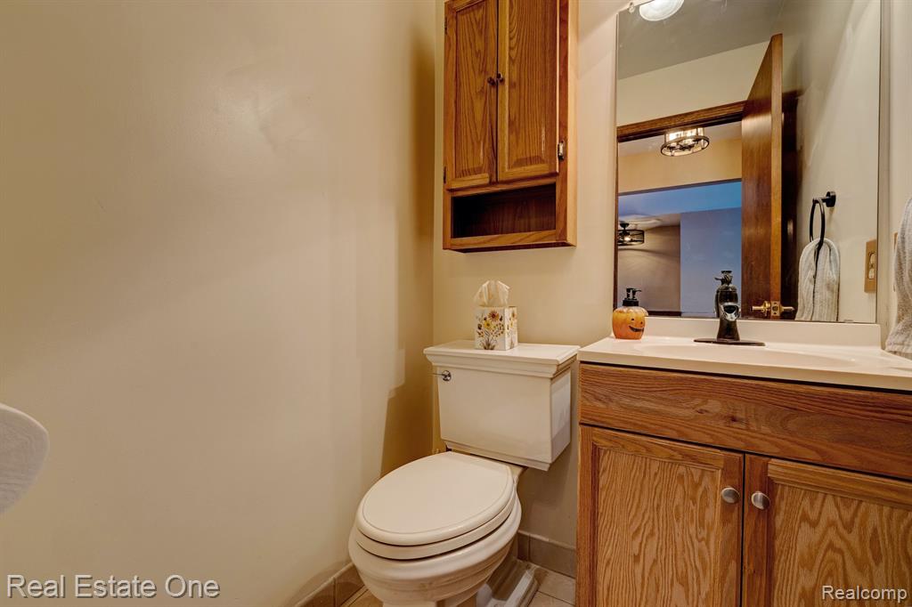 9045 E BLUEWATER Drive, Clarkston, MI 48348 — Photo 14