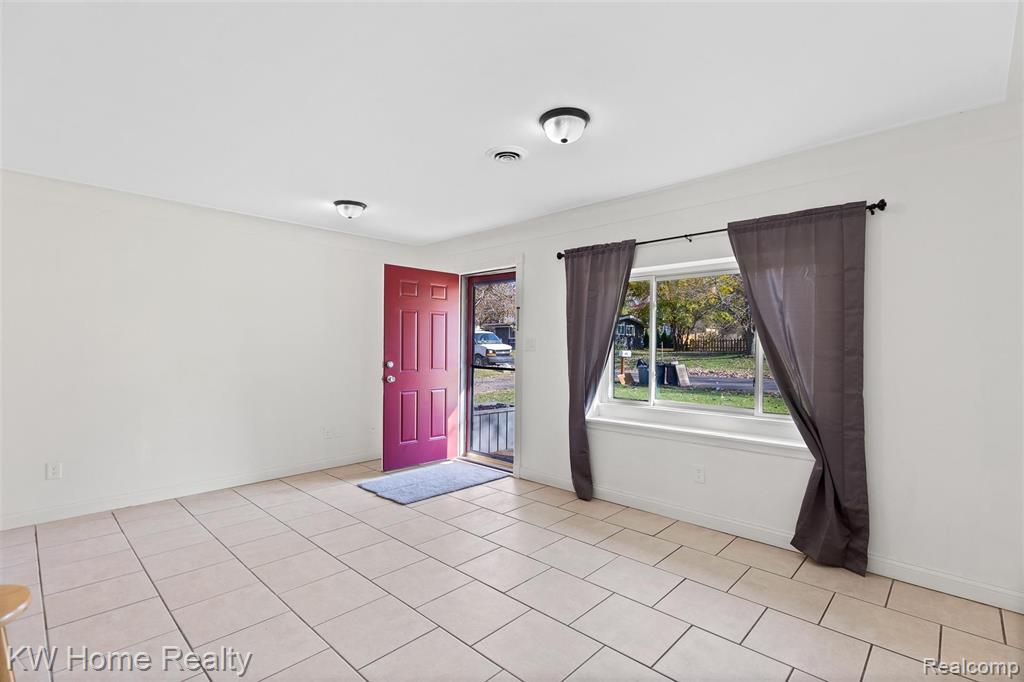 629 E CREST Lane, South Lyon, MI 48178 — Photo 6