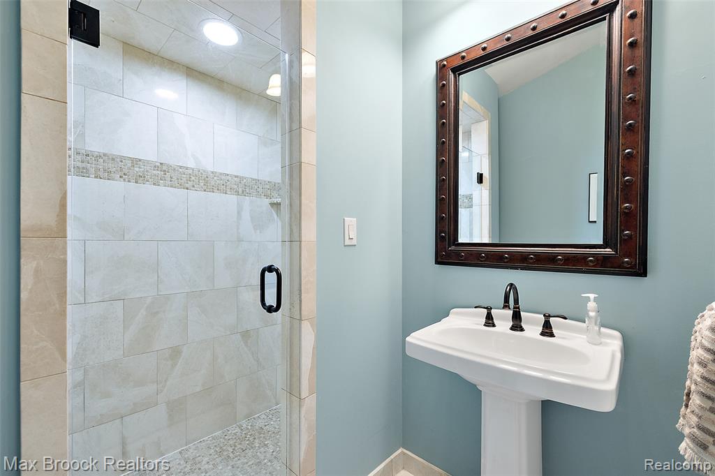 5645 Eastman Boulevard, West Bloomfield, MI 48323 — Photo 17
