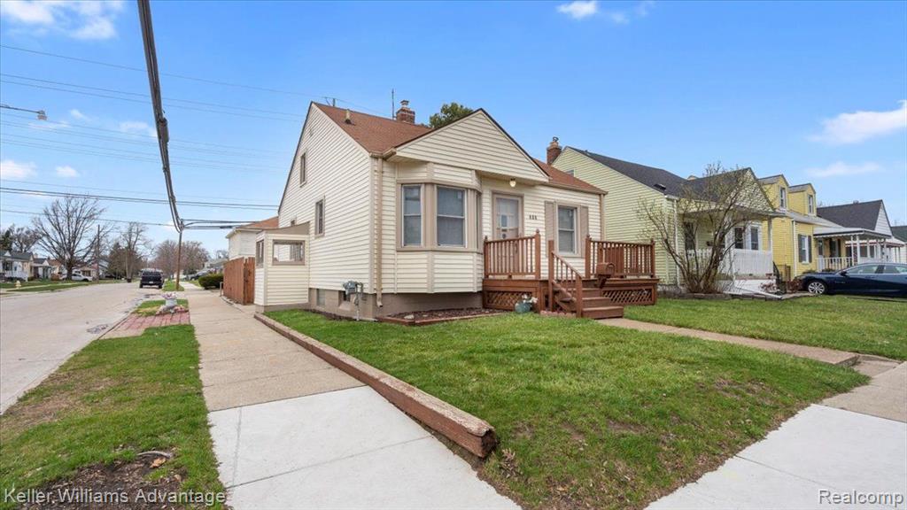 838 SAINT JOHNS Street, Wyandotte, MI 48192 — Photo 2