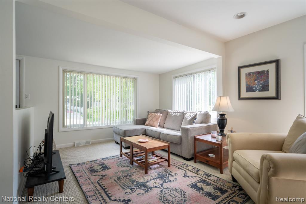 3973 Oak Knoll Road, Waterford, MI 48328 — Photo 5