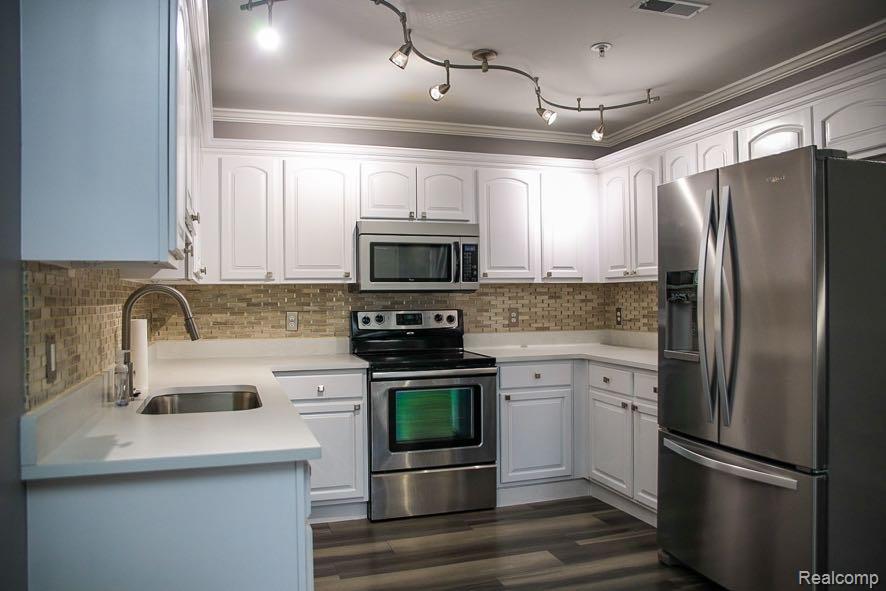 11405 N Woods Drive, Shelby Twp, MI 48317 — Photo 7