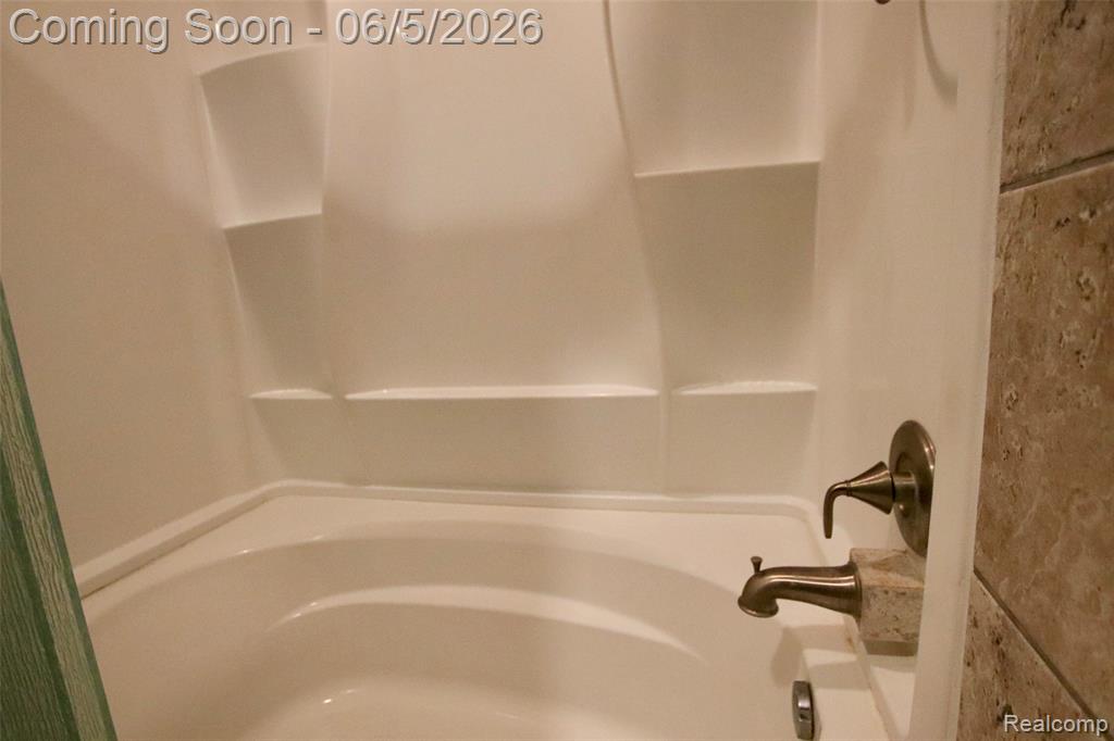 7044 Desmond Road, Waterford, MI 48329 — Photo 19