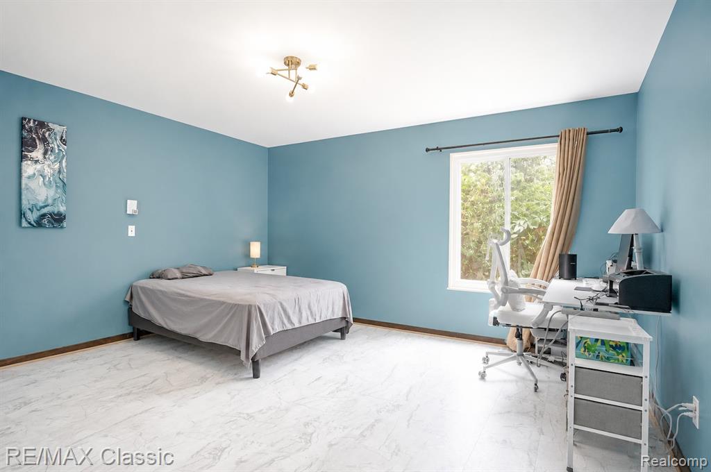 2061 Burgundy Street, West Bloomfield, MI 48323 — Photo 36