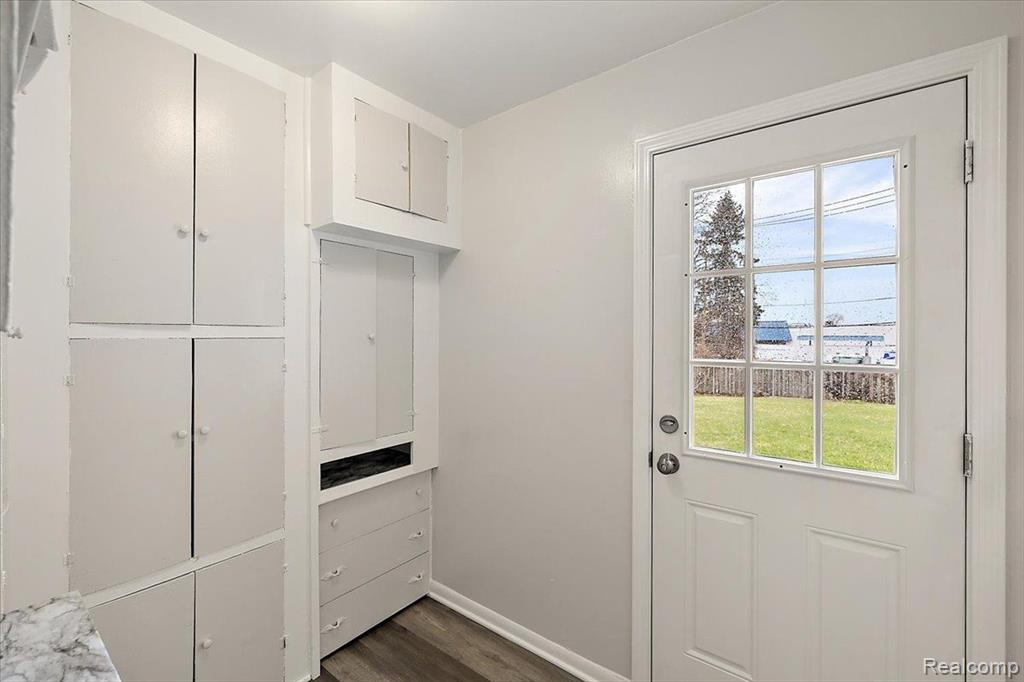 43 FERNBARRY Drive, Waterford, MI 48328 — Photo 36