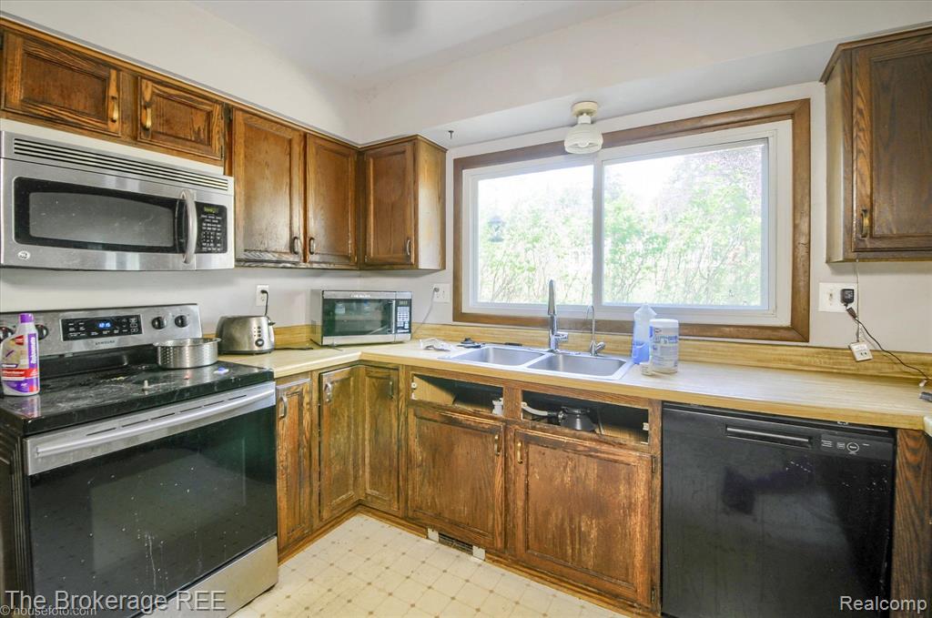688 UPHILL Road, Milford, MI 48381 — Photo 21