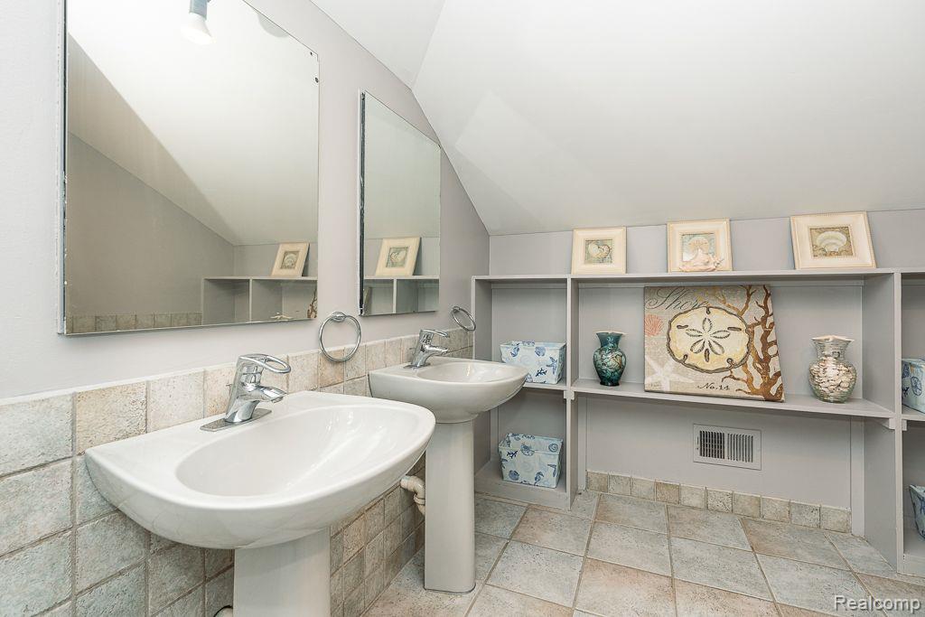 8871 SUNCREST Drive, Sterling Heights, MI 48314 — Photo 37