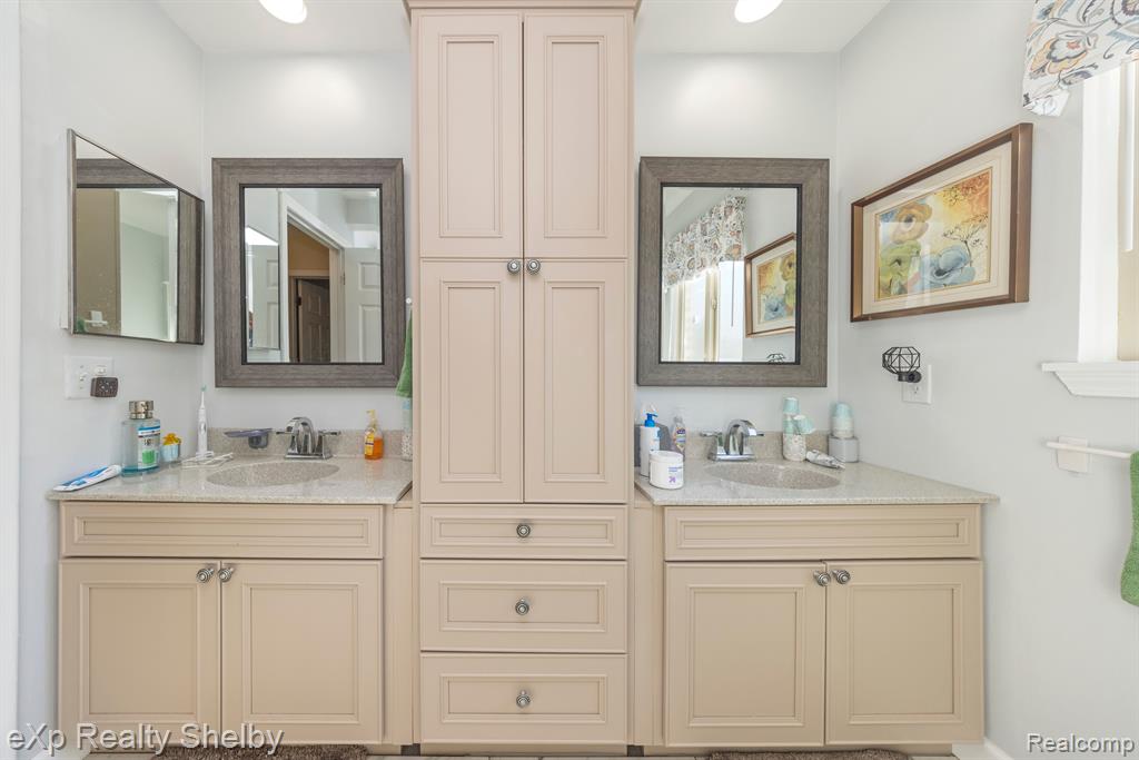 39611 HOLIDAY Drive, Sterling Heights, MI 48313 — Photo 15