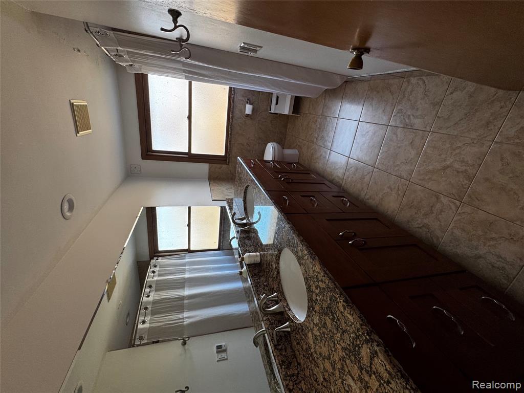855 Avon Court, Grosse Pointe Woods, MI 48236 — Photo 13