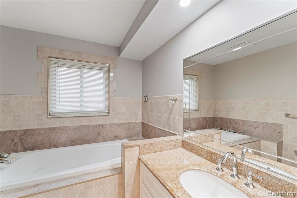 4822 Peachtree Drive, Sterling Heights, MI 48310 — Photo 20