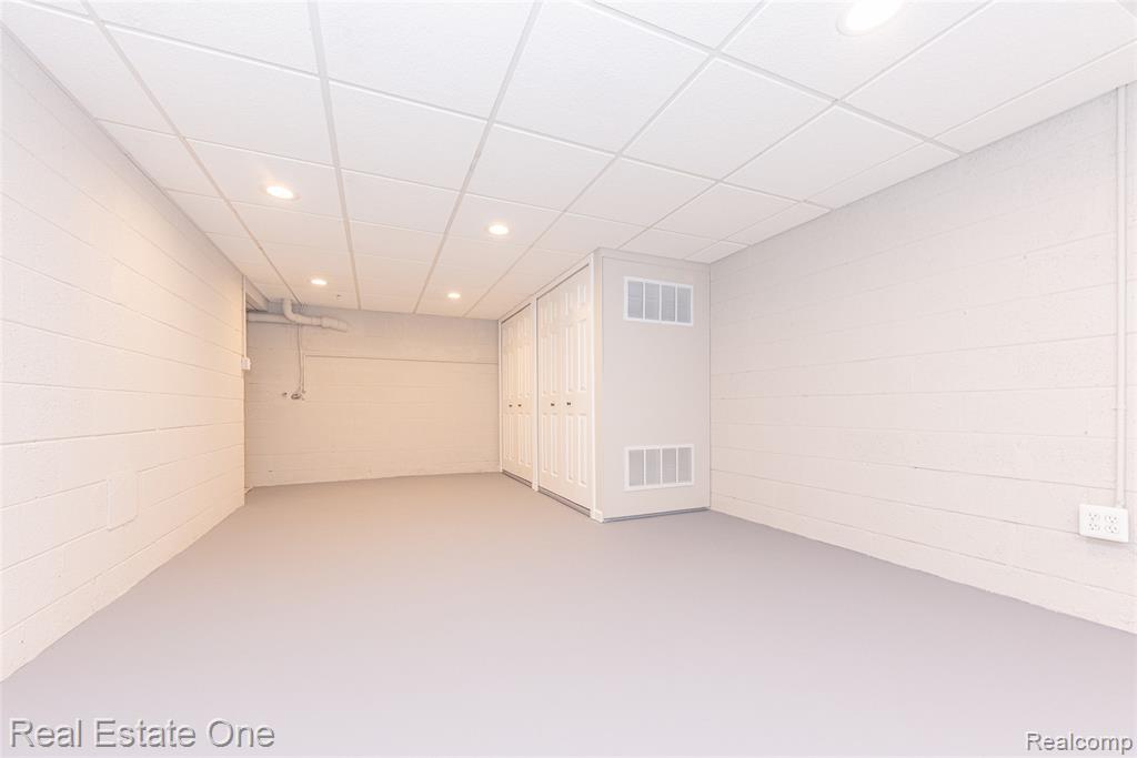912 N Wixom Road, Wixom, MI 48393 — Photo 36