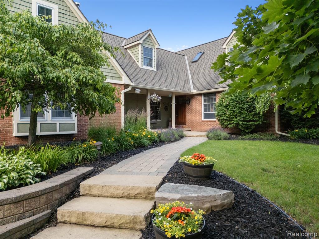 5010 Mallards Landing, Highland, MI — front exterior
